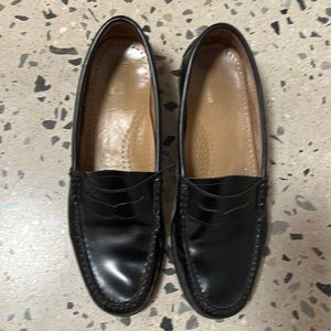 Beautiful original Bass Weejuns loafers - well kept, black leather, size 8.